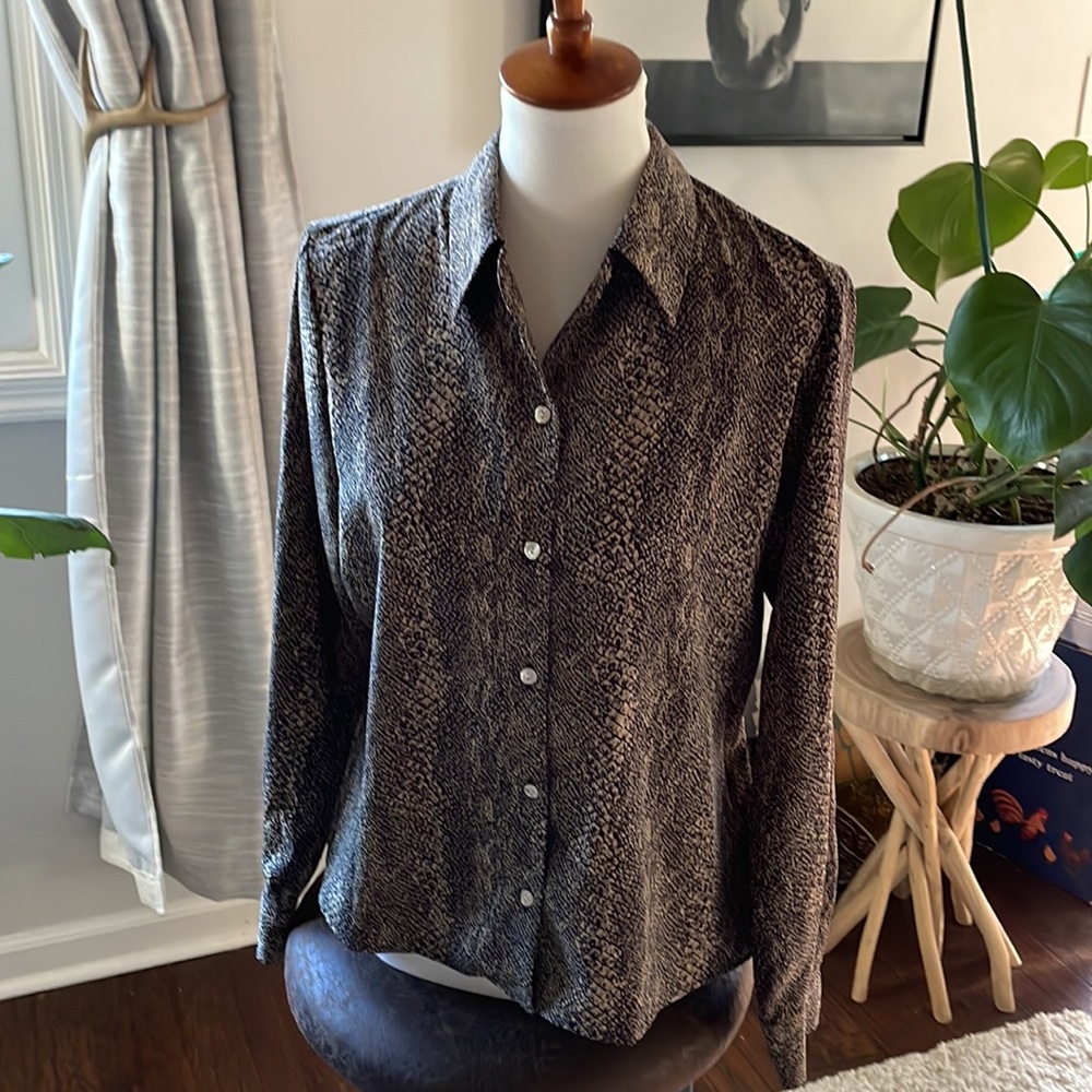 Women’s (12) Jones Wear blouse w/oyster shell buttons